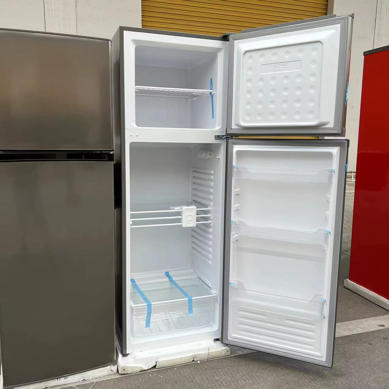 Réfrigérateur combiné 300 L inox 2 portes avec congélateur haut • Froid ventilé No Frost • Classe énergétique A • 220 V