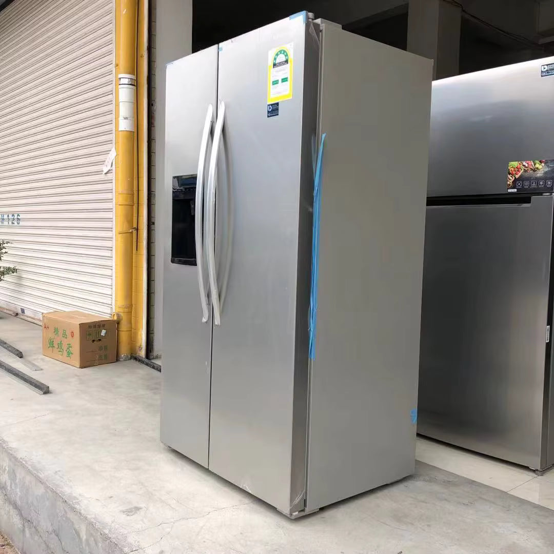 Réfrigérateur côte à côte 550 L avec machine à glaçons et distributeur d’eau, froid ventilé, sans givre, classe énergétique élevée